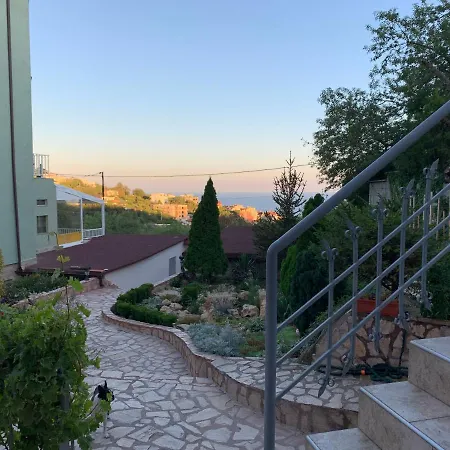 Sunray Guest House, Private & With Lovely Sea View 3*