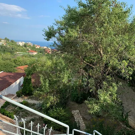 Sunray Guest House, Private & With Lovely Sea View בית הארחה